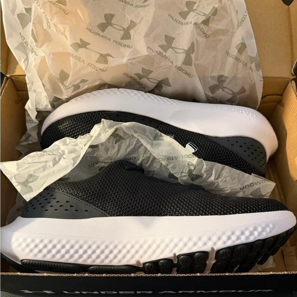 NWT Under Armour Surge 4 Running Shoes Black/Gray/White Size 10.5